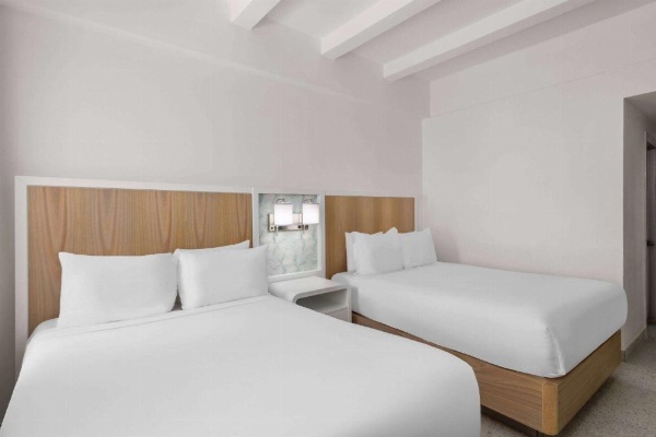 Townhouse Hotel by LuxUrban image 17